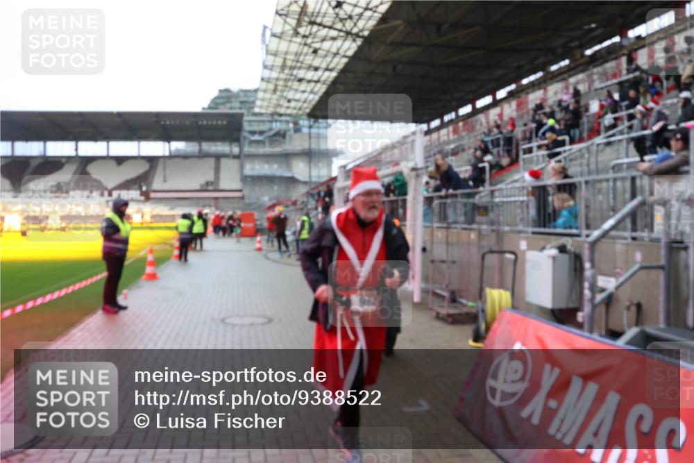 07.12.2025 - St. Pauli X-Mass-Run No. 15 Luisa Fischer http://msf.ph/oto/9388522 07.12.2025 11:53:30 Ziel 912, 104, 524, 982, 1238, 1239, 1289, 1290, 1467, 1592, 1803, 2685, 2735, 2862, 2966, 3006, 3355, 3356, 3749, 3750, 4248, 4612 meine-sportfotos.de