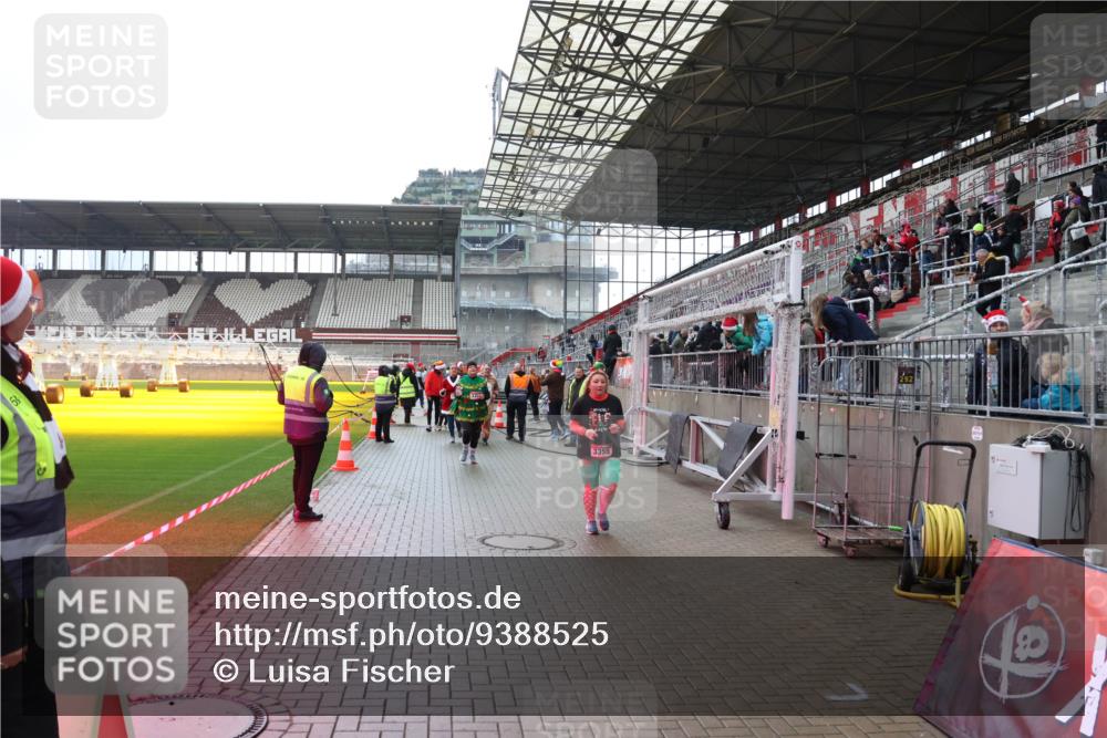 07.12.2025 - St. Pauli X-Mass-Run No. 15 Luisa Fischer http://msf.ph/oto/9388525 07.12.2025 11:53:40 Ziel 3355, 104, 524, 1238, 1239, 1289, 1290, 1467, 1592, 1803, 2685, 2735, 2966, 3006, 3355, 3356, 3749, 3750, 4248 meine-sportfotos.de