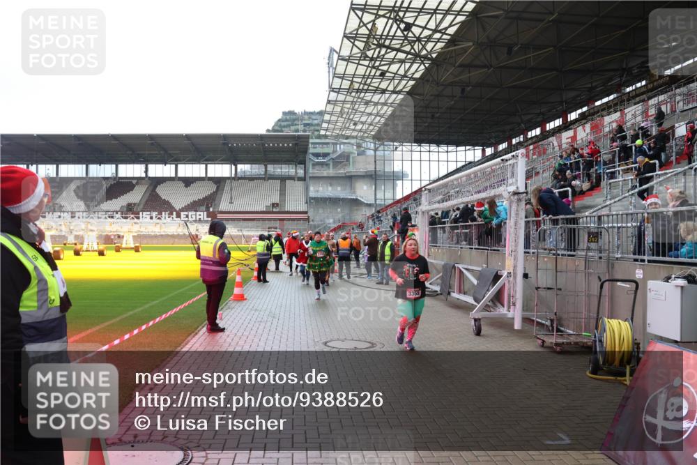 07.12.2025 - St. Pauli X-Mass-Run No. 15 Luisa Fischer http://msf.ph/oto/9388526 07.12.2025 11:53:41 Ziel 3355, 104, 524, 1238, 1239, 1289, 1290, 1467, 1592, 1803, 2685, 2735, 2966, 3006, 3355, 3356, 3749, 3750, 4248 meine-sportfotos.de