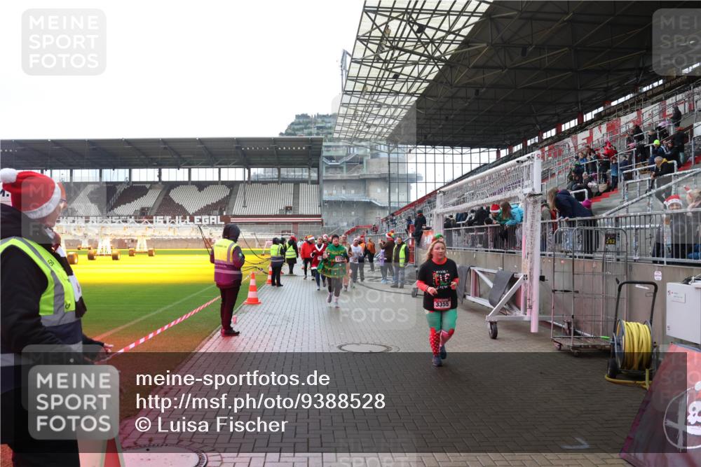 07.12.2025 - St. Pauli X-Mass-Run No. 15 Luisa Fischer http://msf.ph/oto/9388528 07.12.2025 11:53:41 Ziel 3350, 3355, 104, 524, 1238, 1239, 1289, 1290, 1467, 1592, 1803, 2685, 2735, 2966, 3006, 3355, 3356, 3749, 3750, 4248 meine-sportfotos.de