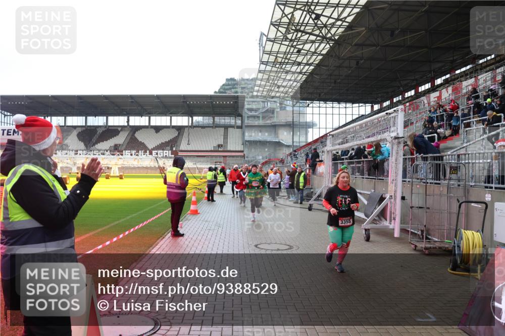 07.12.2025 - St. Pauli X-Mass-Run No. 15 Luisa Fischer http://msf.ph/oto/9388529 07.12.2025 11:53:41 Ziel 3355, 104, 524, 1238, 1239, 1289, 1290, 1467, 1592, 1803, 2685, 2735, 2966, 3006, 3355, 3356, 3749, 3750, 4248 meine-sportfotos.de