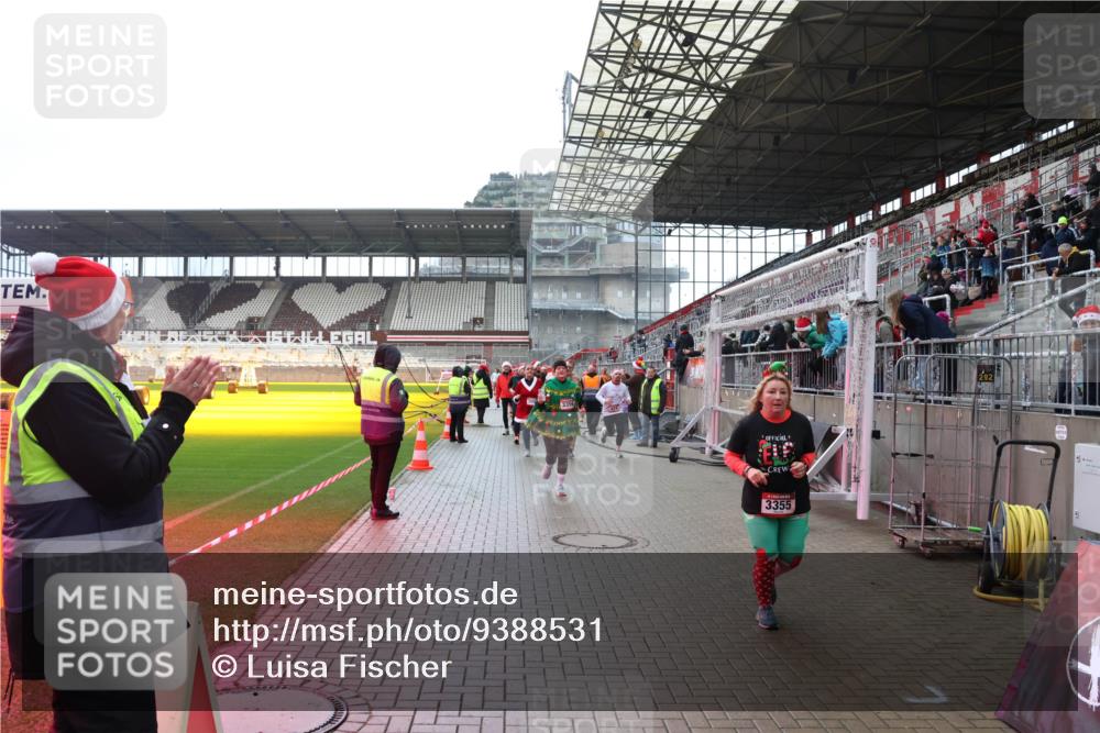07.12.2025 - St. Pauli X-Mass-Run No. 15 Luisa Fischer http://msf.ph/oto/9388531 07.12.2025 11:53:42 Ziel 3355, 104, 524, 1238, 1239, 1289, 1290, 1467, 1592, 1803, 2685, 2735, 2966, 3006, 3355, 3356, 3749, 3750, 4248 meine-sportfotos.de