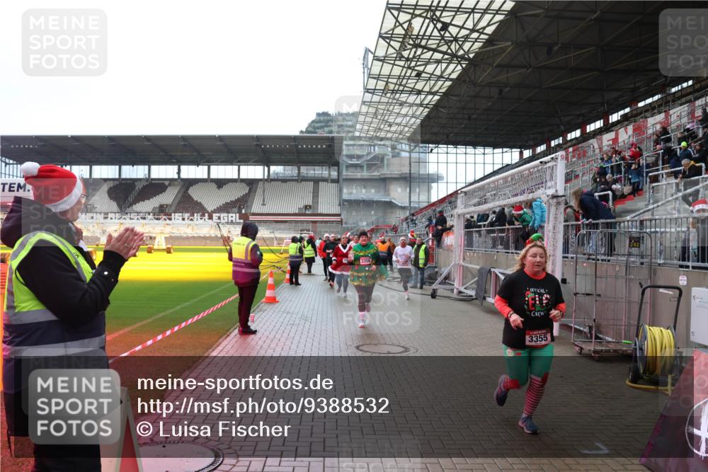 07.12.2025 - St. Pauli X-Mass-Run No. 15 Luisa Fischer http://msf.ph/oto/9388532 07.12.2025 11:53:42 Ziel 3356, 3355, 104, 524, 1238, 1239, 1289, 1290, 1467, 1592, 1803, 2685, 2735, 2966, 3006, 3355, 3356, 3749, 3750, 4248 meine-sportfotos.de