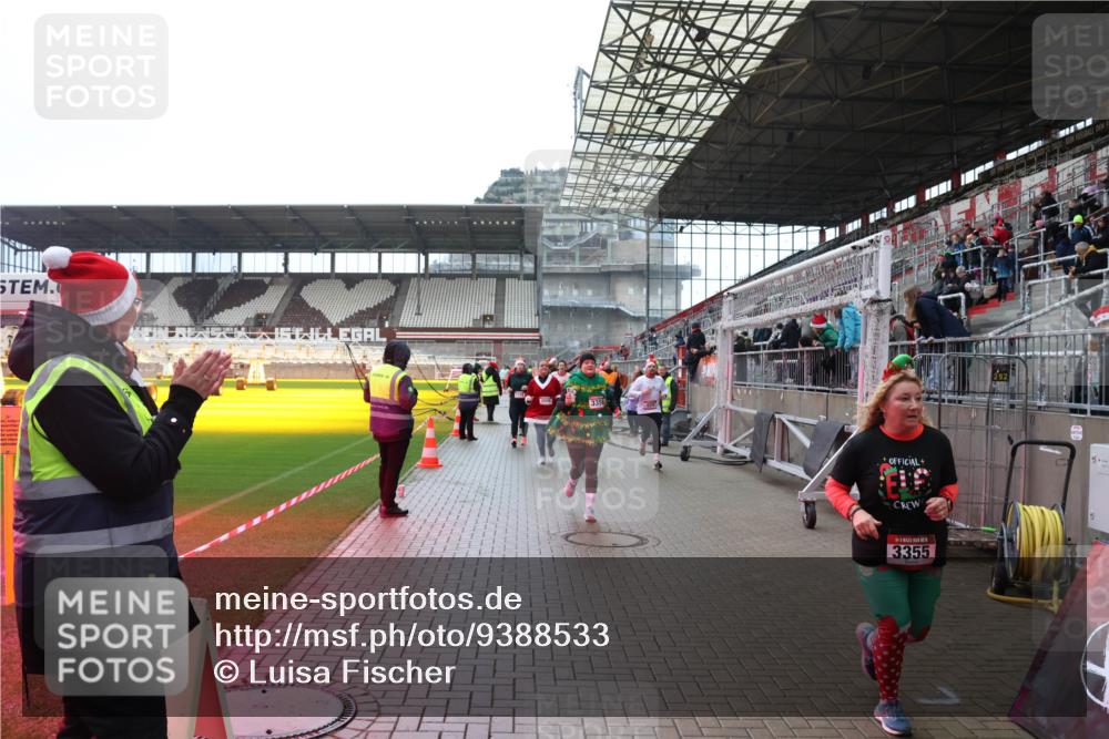 07.12.2025 - St. Pauli X-Mass-Run No. 15 Luisa Fischer http://msf.ph/oto/9388533 07.12.2025 11:53:42 Ziel 3356, 3355, 104, 524, 1238, 1239, 1289, 1290, 1467, 1592, 1803, 2685, 2735, 2966, 3006, 3355, 3356, 3749, 3750, 4248 meine-sportfotos.de