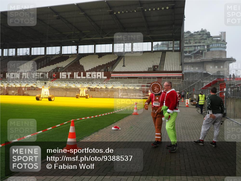 07.12.2025 - St. Pauli X-Mass-Run No. 15 Fabian Wolf http://msf.ph/oto/9388537 07.12.2025 10:19:59 Ziel 1364, 1903, 2238, 2751, 3846, 3871, 3893 meine-sportfotos.de