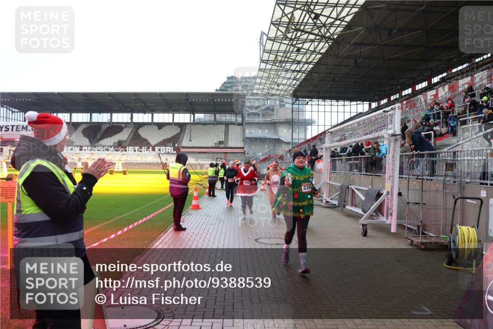 07.12.2025 - St. Pauli X-Mass-Run No. 15 Luisa Fischer http://msf.ph/oto/9388539 07.12.2025 11:53:44 Ziel 3006, 2966, 3356, 9, 104, 524, 1238, 1239, 1289, 1290, 1467, 1592, 1803, 2685, 2735, 2966, 3006, 3355, 3356, 3749, 3750, 4248 meine-sportfotos.de