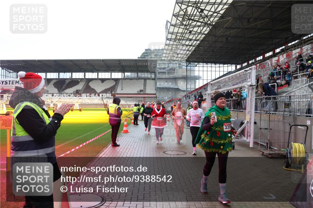 07.12.2025 - St. Pauli X-Mass-Run No. 15 Luisa Fischer http://msf.ph/oto/9388542 07.12.2025 11:53:44 Ziel 2735, 2006, 2966, 524, 3356, 104, 524, 1238, 1239, 1289, 1290, 1467, 1592, 1803, 2685, 2735, 2966, 3006, 3355, 3356, 3749, 3750, 4248 meine-sportfotos.de