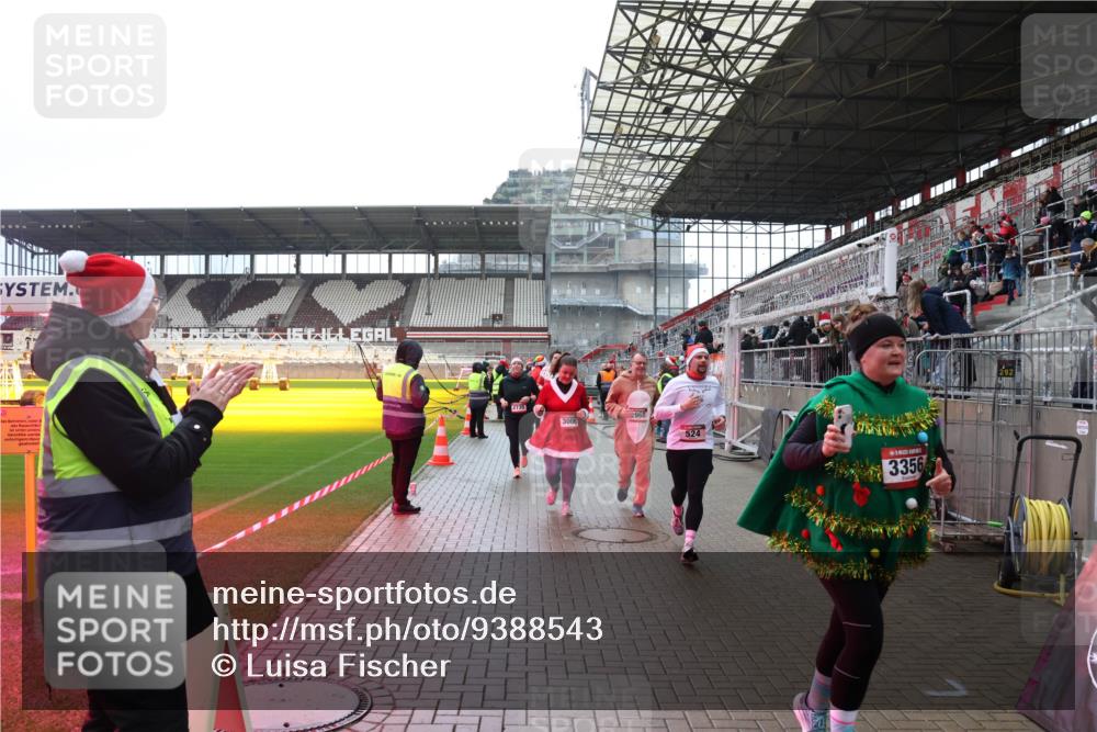 07.12.2025 - St. Pauli X-Mass-Run No. 15 Luisa Fischer http://msf.ph/oto/9388543 07.12.2025 11:53:45 Ziel 3006, 524, 3356, 104, 524, 1238, 1239, 1289, 1290, 1467, 1592, 1803, 2685, 2735, 2966, 3006, 3355, 3356, 3749, 3750, 4248 meine-sportfotos.de
