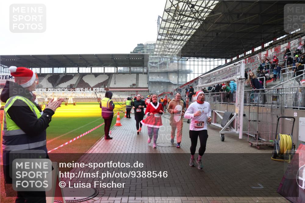 07.12.2025 - St. Pauli X-Mass-Run No. 15 Luisa Fischer http://msf.ph/oto/9388546 07.12.2025 11:53:45 Ziel 2735, 2966, 3006, 524, 292, 104, 524, 1238, 1239, 1289, 1290, 1467, 1592, 1803, 2685, 2735, 2966, 3006, 3355, 3356, 3749, 3750, 4248 meine-sportfotos.de