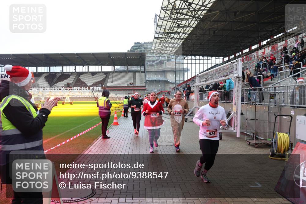 07.12.2025 - St. Pauli X-Mass-Run No. 15 Luisa Fischer http://msf.ph/oto/9388547 07.12.2025 11:53:46 Ziel 2735, 2966, 3000, 524, 104, 524, 1238, 1239, 1289, 1290, 1467, 1592, 1803, 2685, 2735, 2966, 3006, 3355, 3356, 3749, 3750, 4248 meine-sportfotos.de