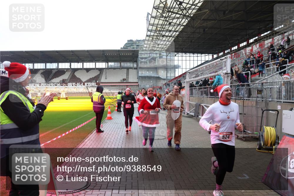 07.12.2025 - St. Pauli X-Mass-Run No. 15 Luisa Fischer http://msf.ph/oto/9388549 07.12.2025 11:53:46 Ziel 2735, 3006, 2966, 524, 4, 104, 524, 1238, 1239, 1289, 1290, 1467, 1592, 1803, 2685, 2735, 2966, 3006, 3355, 3356, 3749, 3750, 4248 meine-sportfotos.de