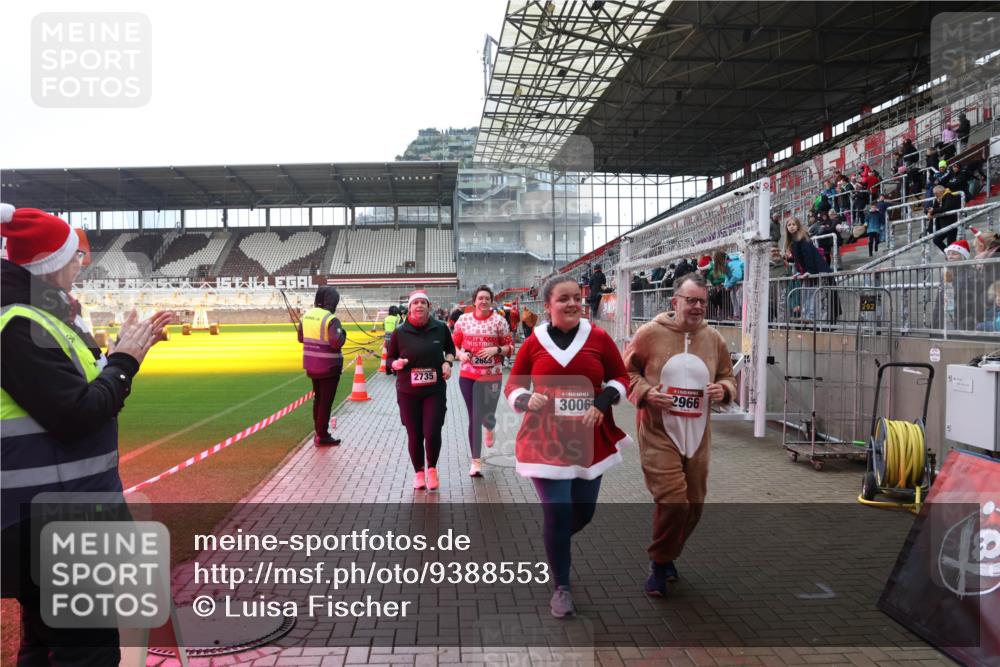07.12.2025 - St. Pauli X-Mass-Run No. 15 Luisa Fischer http://msf.ph/oto/9388553 07.12.2025 11:53:47 Ziel 2735, 2665, 2966, 3006, 104, 524, 1238, 1239, 1289, 1290, 1467, 1592, 1803, 2685, 2735, 2966, 3006, 3355, 3356, 3749, 3750, 4248 meine-sportfotos.de