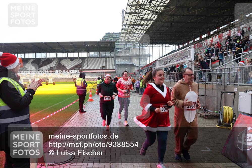 07.12.2025 - St. Pauli X-Mass-Run No. 15 Luisa Fischer http://msf.ph/oto/9388554 07.12.2025 11:53:47 Ziel 2735, 3006, 2966, 9, 104, 524, 1238, 1239, 1289, 1290, 1467, 1592, 1803, 2685, 2735, 2966, 3006, 3355, 3356, 3749, 3750, 4248 meine-sportfotos.de