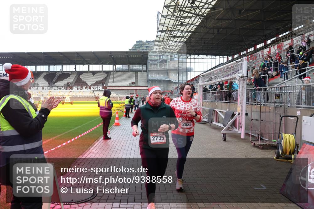 07.12.2025 - St. Pauli X-Mass-Run No. 15 Luisa Fischer http://msf.ph/oto/9388558 07.12.2025 11:53:48 Ziel 2735, 2685, 104, 524, 1238, 1239, 1289, 1290, 1467, 1592, 1803, 2685, 2735, 2966, 3006, 3355, 3356, 3749, 3750, 4248 meine-sportfotos.de