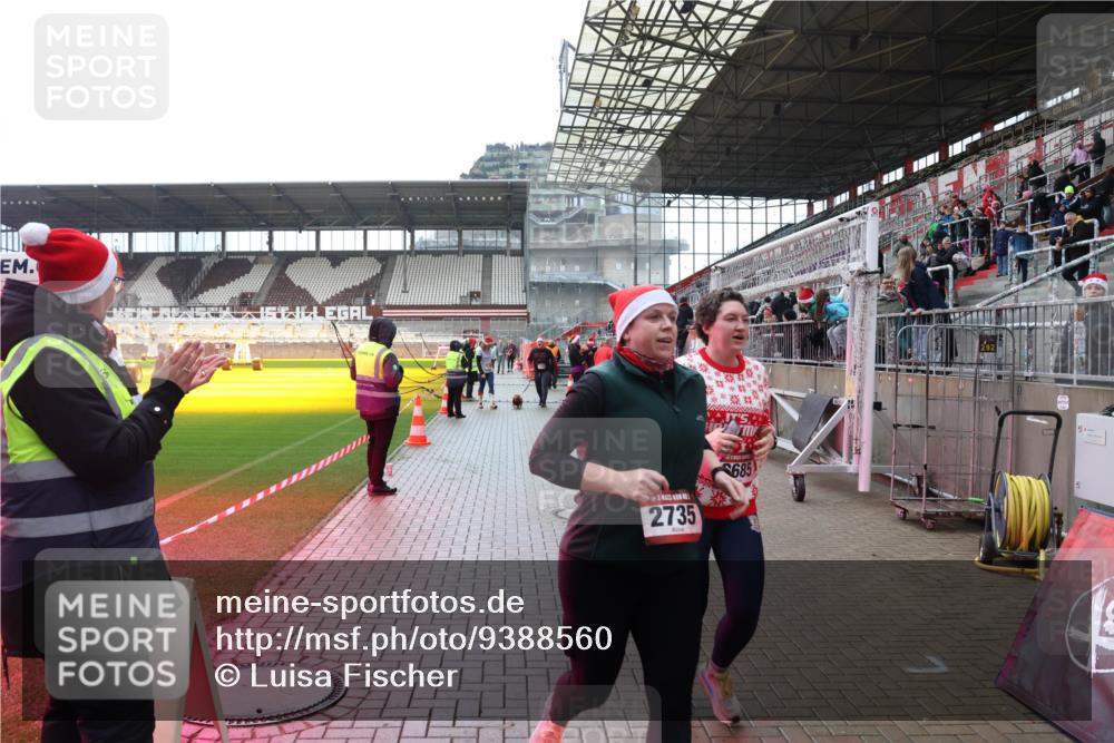 07.12.2025 - St. Pauli X-Mass-Run No. 15 Luisa Fischer http://msf.ph/oto/9388560 07.12.2025 11:53:49 Ziel 2735, 685, 4, 104, 524, 1238, 1239, 1289, 1290, 1467, 1592, 1803, 2685, 2735, 2966, 3006, 3355, 3356, 3749, 3750, 4248 meine-sportfotos.de