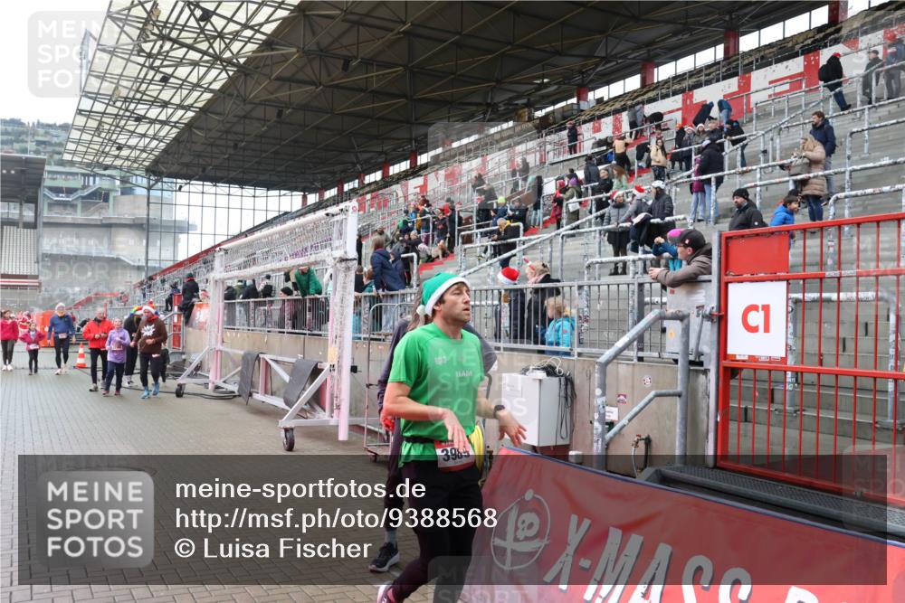 07.12.2025 - St. Pauli X-Mass-Run No. 15 Luisa Fischer http://msf.ph/oto/9388568 07.12.2025 11:54:38 Ziel 3989, 283, 287, 2229, 2625, 2626, 2629, 2759, 2775, 2963, 2970, 3031, 3247, 3249, 3418, 3446, 3507, 3510, 3989 meine-sportfotos.de