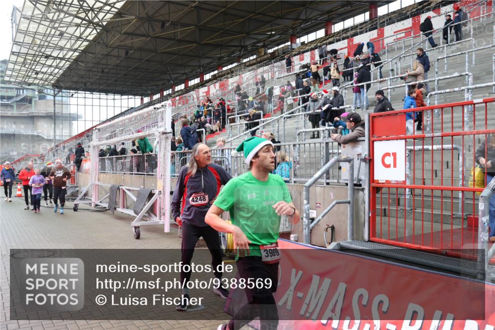 07.12.2025 - St. Pauli X-Mass-Run No. 15 Luisa Fischer http://msf.ph/oto/9388569 07.12.2025 11:54:38 Ziel 3748, 4248, 1, 3989, 283, 287, 2229, 2625, 2626, 2629, 2759, 2775, 2963, 2970, 3031, 3247, 3249, 3418, 3446, 3507, 3510, 3989 meine-sportfotos.de