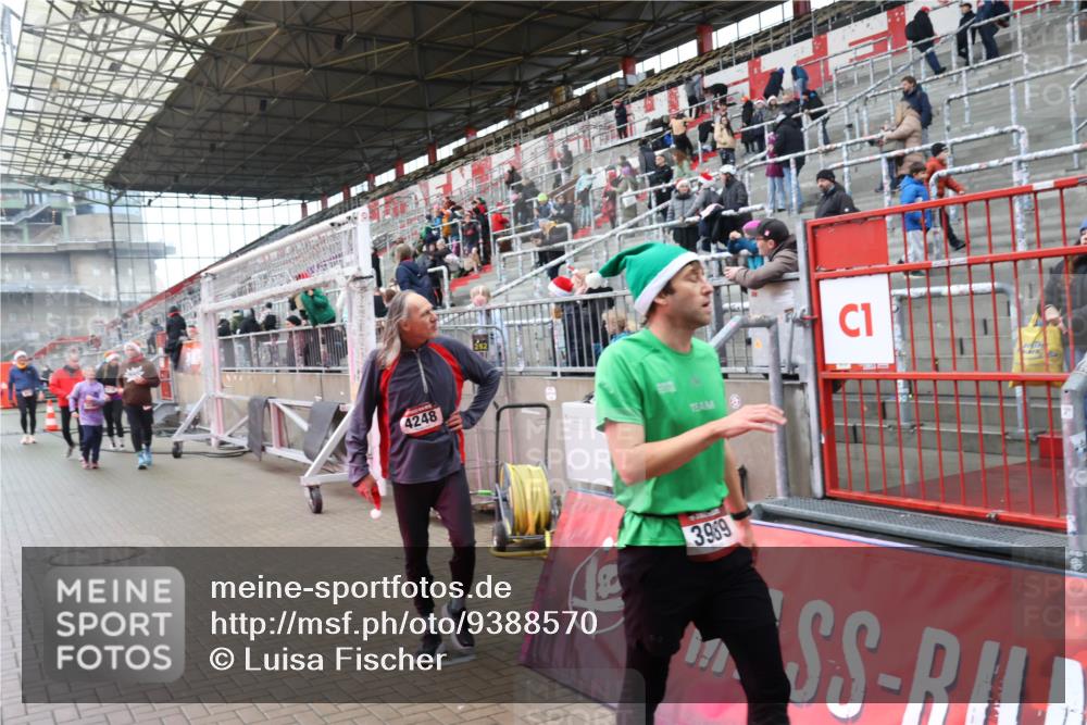 07.12.2025 - St. Pauli X-Mass-Run No. 15 Luisa Fischer http://msf.ph/oto/9388570 07.12.2025 11:54:39 Ziel 4248, 292, 3959, 283, 287, 2229, 2625, 2626, 2629, 2759, 2775, 2778, 2963, 2970, 3031, 3247, 3249, 3418, 3446, 3507, 3510, 3989 meine-sportfotos.de
