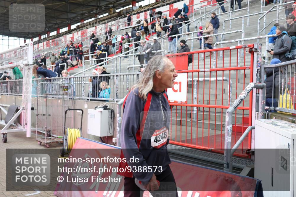 07.12.2025 - St. Pauli X-Mass-Run No. 15 Luisa Fischer http://msf.ph/oto/9388573 07.12.2025 11:54:41 Ziel 4248, 283, 287, 2229, 2625, 2626, 2629, 2759, 2775, 2778, 2782, 2783, 2963, 2970, 3031, 3247, 3249, 3418, 3446, 3507, 3510, 3989 meine-sportfotos.de