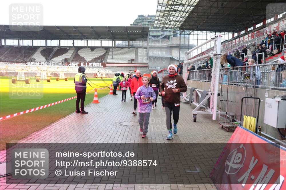 07.12.2025 - St. Pauli X-Mass-Run No. 15 Luisa Fischer http://msf.ph/oto/9388574 07.12.2025 11:54:43 Ziel 3748, 3749, 283, 287, 1331, 1784, 2229, 2625, 2626, 2629, 2759, 2775, 2778, 2782, 2783, 2963, 2970, 3031, 3247, 3249, 3418, 3446, 3507, 3510, 3989 meine-sportfotos.de