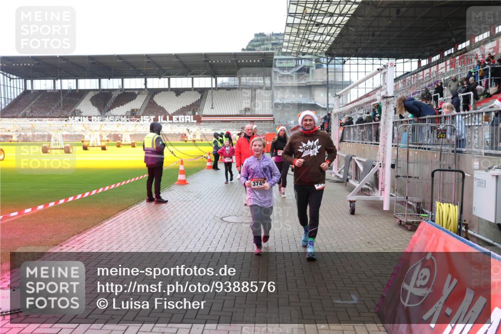 07.12.2025 - St. Pauli X-Mass-Run No. 15 Luisa Fischer http://msf.ph/oto/9388576 07.12.2025 11:54:44 Ziel 3749, 37, 283, 287, 1331, 1784, 2229, 2625, 2626, 2629, 2759, 2775, 2778, 2782, 2783, 2963, 2970, 3031, 3247, 3249, 3418, 3446, 3507, 3510, 3989 meine-sportfotos.de
