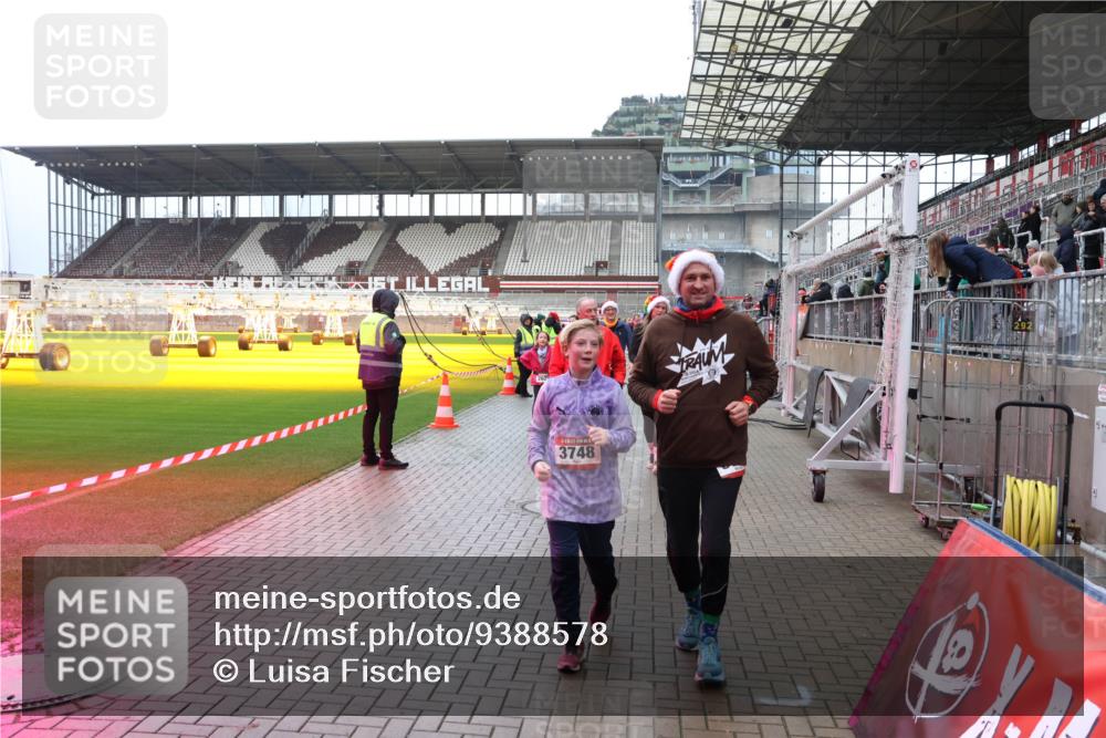 07.12.2025 - St. Pauli X-Mass-Run No. 15 Luisa Fischer http://msf.ph/oto/9388578 07.12.2025 11:54:44 Ziel 3748, 283, 287, 1331, 1784, 2229, 2625, 2626, 2629, 2759, 2775, 2778, 2782, 2783, 2963, 2970, 3031, 3247, 3249, 3418, 3446, 3507, 3510, 3989 meine-sportfotos.de