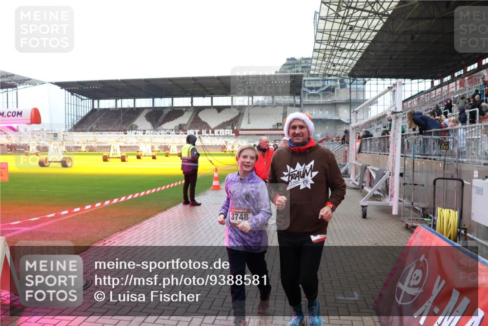 07.12.2025 - St. Pauli X-Mass-Run No. 15 Luisa Fischer http://msf.ph/oto/9388581 07.12.2025 11:54:45 Ziel 3748, 2, 283, 287, 1331, 1784, 2229, 2625, 2626, 2629, 2759, 2775, 2778, 2782, 2783, 2963, 2970, 3031, 3247, 3249, 3418, 3446, 3507, 3510, 3989 meine-sportfotos.de