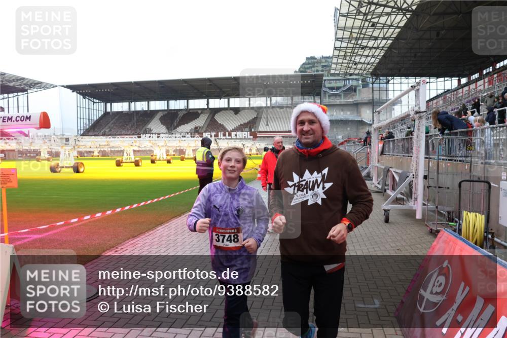 07.12.2025 - St. Pauli X-Mass-Run No. 15 Luisa Fischer http://msf.ph/oto/9388582 07.12.2025 11:54:45 Ziel 15, 3748, 2, 283, 287, 1331, 1784, 2229, 2625, 2626, 2629, 2759, 2775, 2778, 2782, 2783, 2963, 2970, 3031, 3247, 3249, 3418, 3446, 3507, 3510, 3989 meine-sportfotos.de