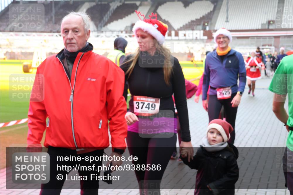 07.12.2025 - St. Pauli X-Mass-Run No. 15 Luisa Fischer http://msf.ph/oto/9388586 07.12.2025 11:54:49 Ziel 2625, 3749, 283, 333, 1331, 1784, 2229, 2625, 2626, 2629, 2759, 2775, 2778, 2782, 2783, 2963, 2970, 3031, 3247, 3418, 3446, 3989 meine-sportfotos.de