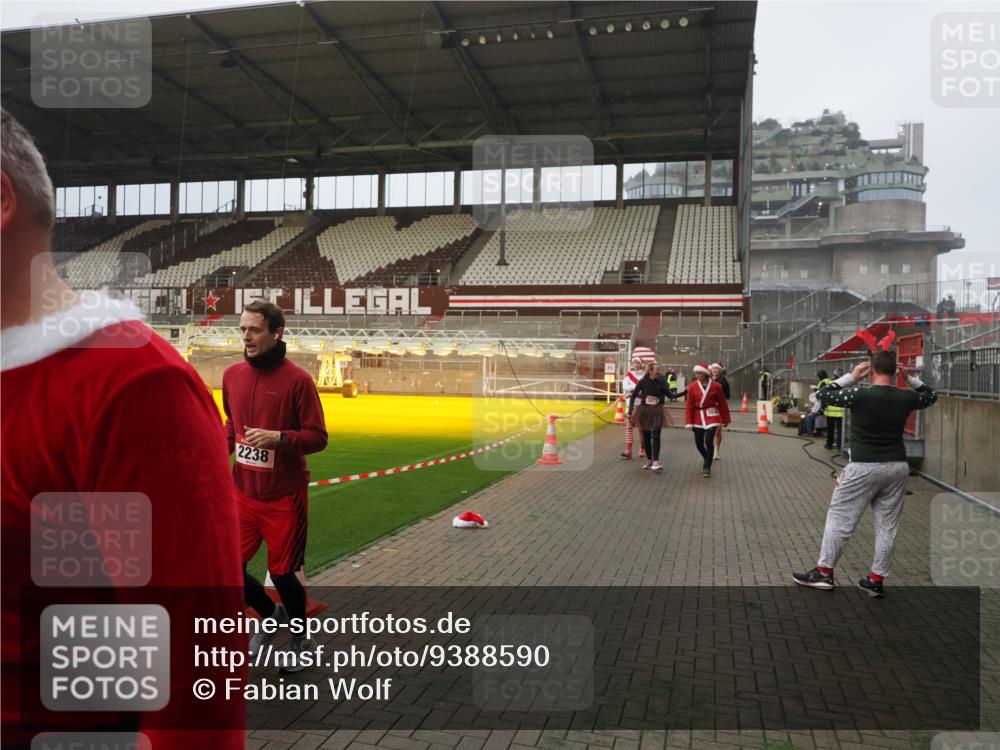 07.12.2025 - St. Pauli X-Mass-Run No. 15 Fabian Wolf http://msf.ph/oto/9388590 07.12.2025 10:20:04 Ziel 1364, 1553, 1903, 2238, 2751, 3846, 3871, 3893, 4042, 4071 meine-sportfotos.de