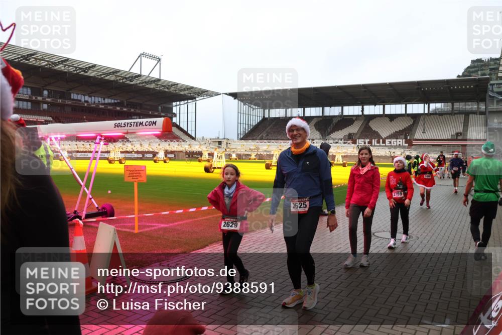 07.12.2025 - St. Pauli X-Mass-Run No. 15 Luisa Fischer http://msf.ph/oto/9388591 07.12.2025 11:54:51 Ziel 2629, 2625, 2759, 3446, 333, 1331, 1784, 2229, 2625, 2626, 2629, 2759, 2775, 2778, 2782, 2783, 2963, 2970, 3031, 3247, 3418, 3446, 3989 meine-sportfotos.de