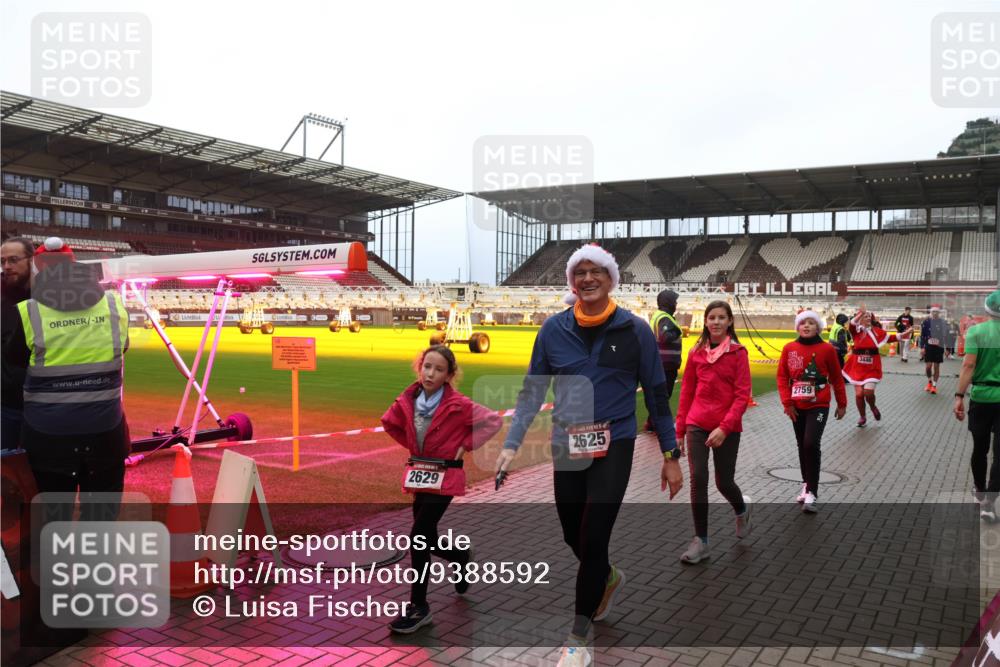 07.12.2025 - St. Pauli X-Mass-Run No. 15 Luisa Fischer http://msf.ph/oto/9388592 07.12.2025 11:54:52 Ziel 2629, 2625, 2759, 3446, 333, 1331, 1784, 2229, 2625, 2626, 2629, 2759, 2775, 2778, 2782, 2783, 2963, 2970, 3031, 3247, 3418, 3446, 3989 meine-sportfotos.de