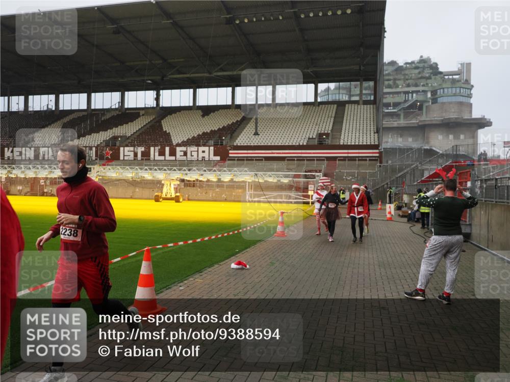 07.12.2025 - St. Pauli X-Mass-Run No. 15 Fabian Wolf http://msf.ph/oto/9388594 07.12.2025 10:20:04 Ziel 1364, 1553, 1903, 2238, 2751, 3846, 3871, 3893, 4042, 4071 meine-sportfotos.de