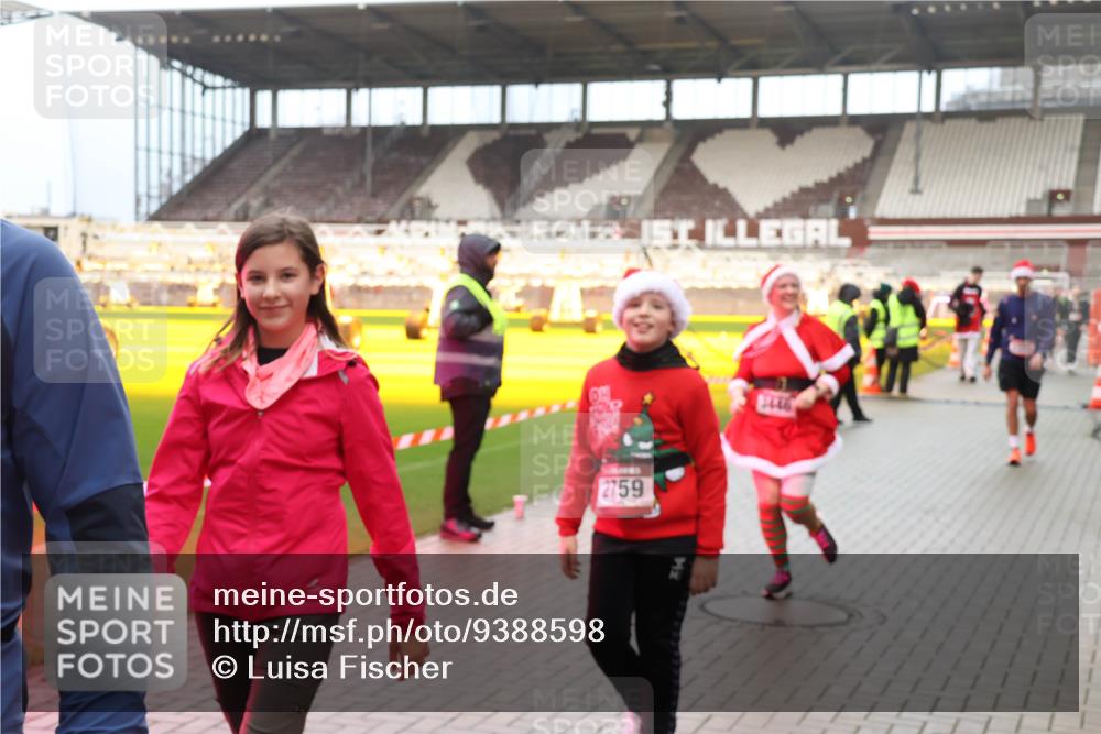 07.12.2025 - St. Pauli X-Mass-Run No. 15 Luisa Fischer http://msf.ph/oto/9388598 07.12.2025 11:54:53 Ziel 2759, 333, 1331, 1784, 2229, 2625, 2626, 2629, 2759, 2775, 2778, 2782, 2783, 2963, 2970, 3031, 3247, 3418, 3446, 3989 meine-sportfotos.de