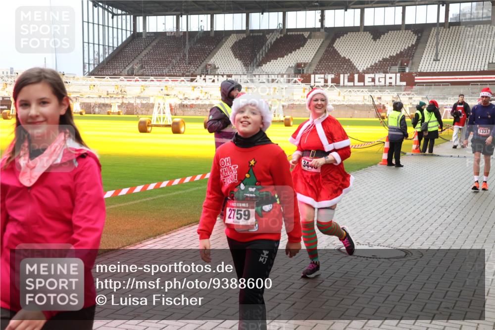 07.12.2025 - St. Pauli X-Mass-Run No. 15 Luisa Fischer http://msf.ph/oto/9388600 07.12.2025 11:54:54 Ziel 0, 344, 15, 2759, 1331, 333, 1331, 1784, 2229, 2625, 2626, 2629, 2759, 2775, 2778, 2782, 2783, 2963, 2970, 3031, 3247, 3418, 3446, 3989 meine-sportfotos.de