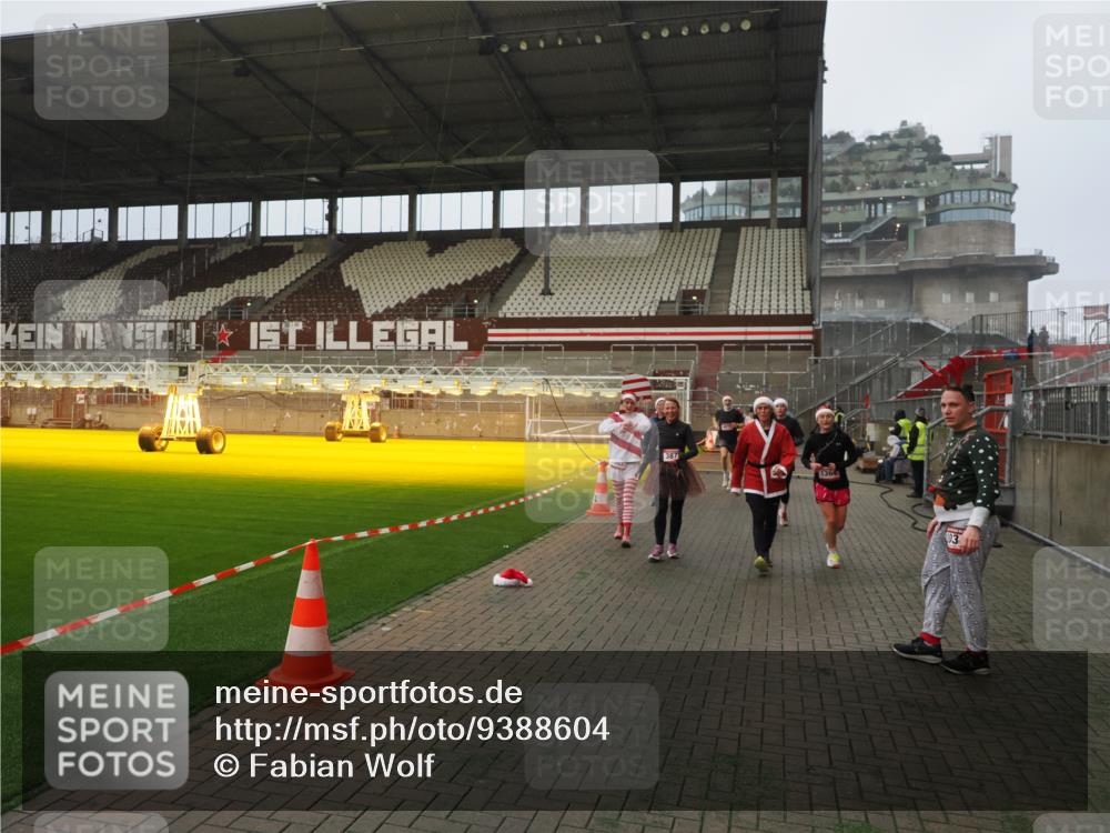 07.12.2025 - St. Pauli X-Mass-Run No. 15 Fabian Wolf http://msf.ph/oto/9388604 07.12.2025 10:20:06 Ziel 459, 1364, 1553, 1903, 2238, 2751, 3846, 3871, 3893, 4042, 4071 meine-sportfotos.de