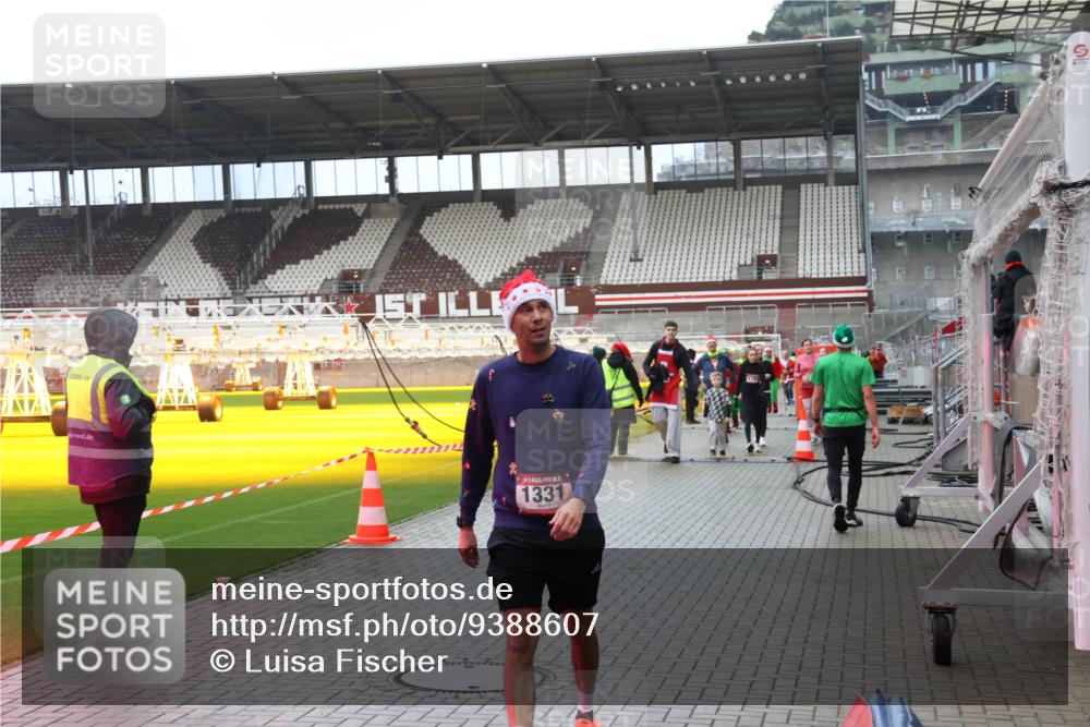 07.12.2025 - St. Pauli X-Mass-Run No. 15 Luisa Fischer http://msf.ph/oto/9388607 07.12.2025 11:54:59 Ziel 1331, 333, 1331, 1784, 2775, 2778, 2782, 2783, 2963, 2970, 3031, 3247, 3446, 3989 meine-sportfotos.de
