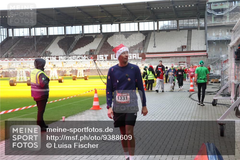 07.12.2025 - St. Pauli X-Mass-Run No. 15 Luisa Fischer http://msf.ph/oto/9388609 07.12.2025 11:54:59 Ziel 15, 1331, 333, 1331, 1784, 2775, 2778, 2782, 2783, 2963, 2970, 3031, 3247, 3446, 3989 meine-sportfotos.de