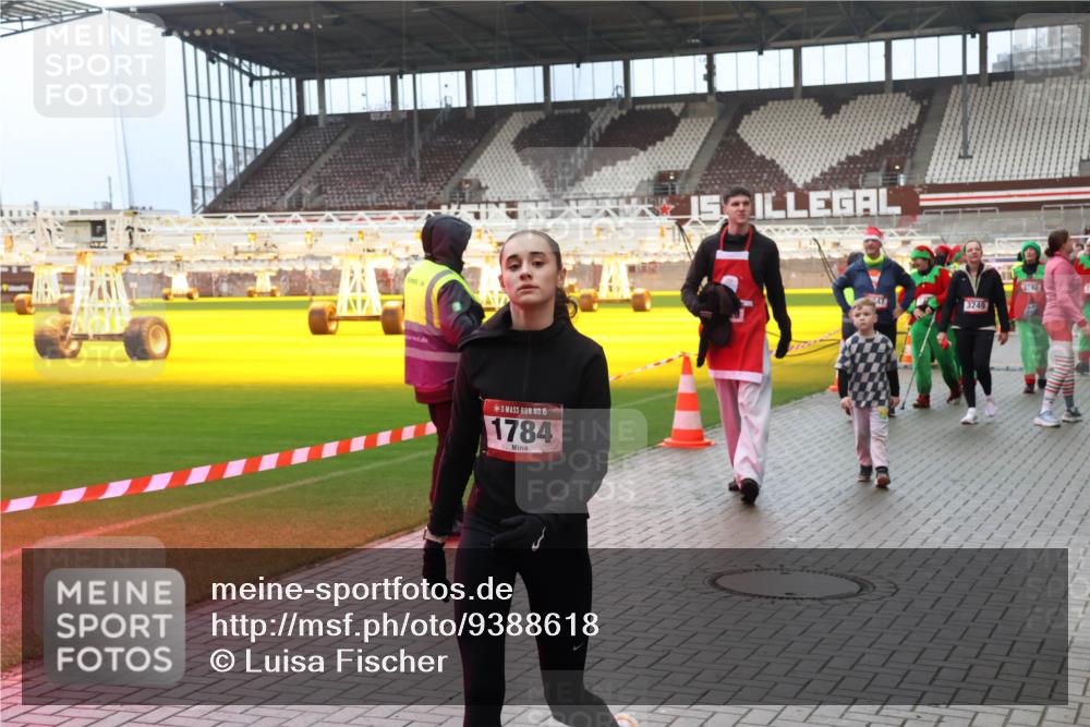 07.12.2025 - St. Pauli X-Mass-Run No. 15 Luisa Fischer http://msf.ph/oto/9388618 07.12.2025 11:55:10 Ziel 15, 1784, 3249, 2782, 333, 1331, 1784, 2775, 2778, 2782, 2783, 3446 meine-sportfotos.de