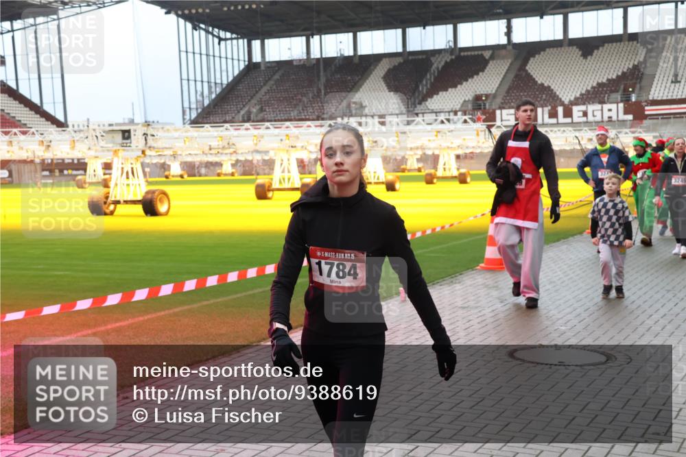 07.12.2025 - St. Pauli X-Mass-Run No. 15 Luisa Fischer http://msf.ph/oto/9388619 07.12.2025 11:55:11 Ziel 15, 1784, 322, 3249, 333, 1331, 1784, 2775, 2778, 2782, 2783, 3446 meine-sportfotos.de