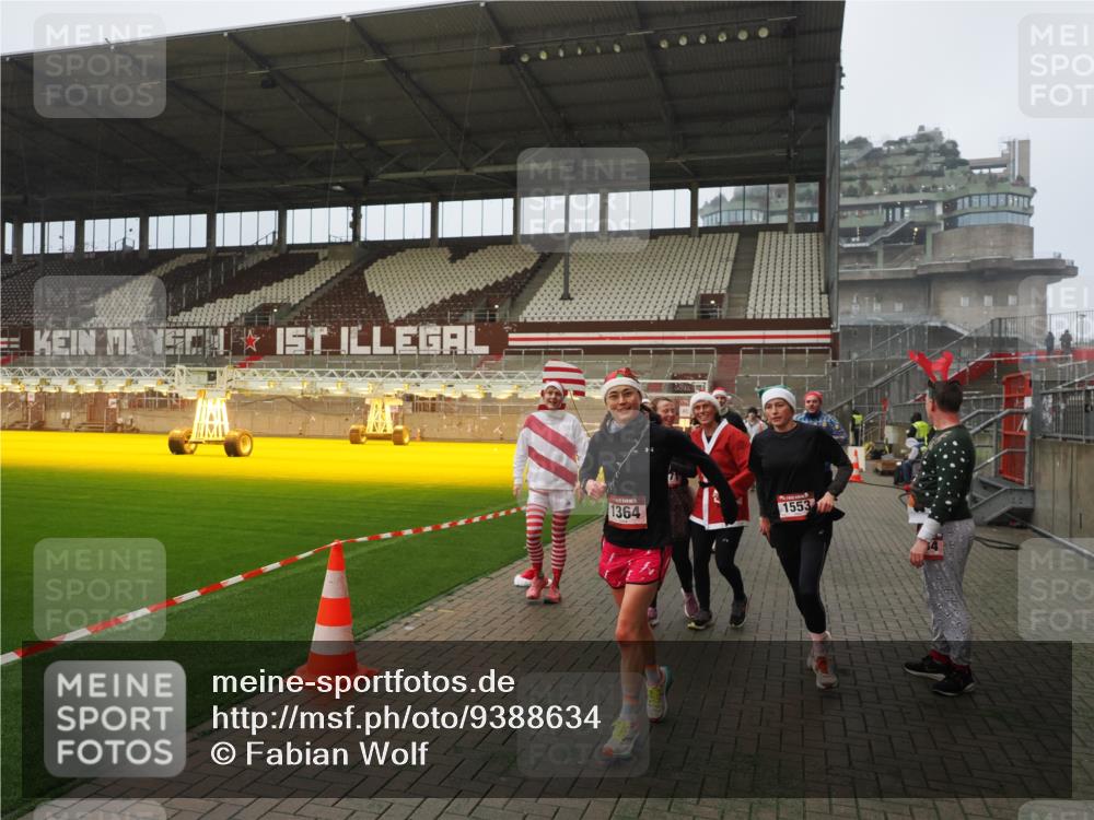 07.12.2025 - St. Pauli X-Mass-Run No. 15 Fabian Wolf http://msf.ph/oto/9388634 07.12.2025 10:20:08 Ziel 459, 1364, 1553, 1903, 2238, 2751, 2855, 3846, 3871, 3893, 4042, 4071, 4503 meine-sportfotos.de