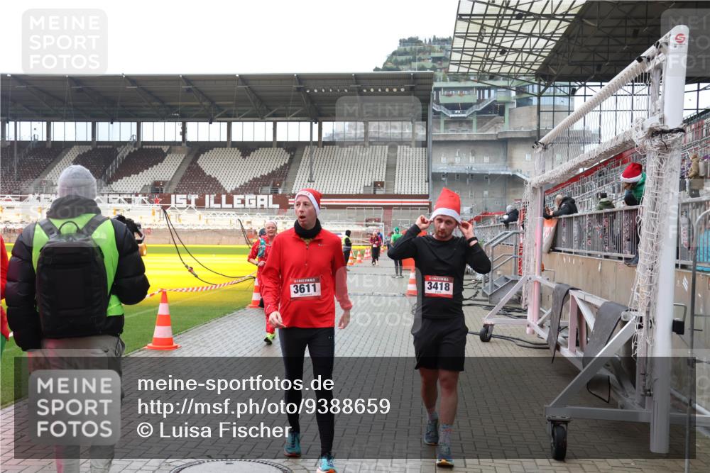 07.12.2025 - St. Pauli X-Mass-Run No. 15 Luisa Fischer http://msf.ph/oto/9388659 07.12.2025 11:55:48 Ziel 3611, 3418, 299, 1131, 1132, 1448, 1535, 1657, 1720, 1835, 2671, 3611, 3991, 4013, 4785 meine-sportfotos.de