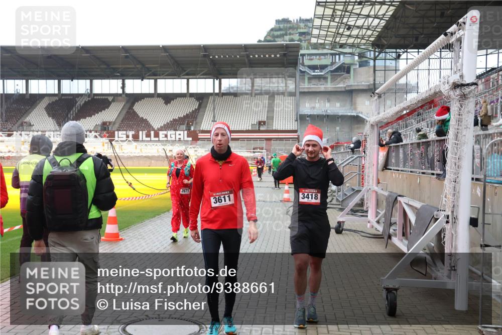 07.12.2025 - St. Pauli X-Mass-Run No. 15 Luisa Fischer http://msf.ph/oto/9388661 07.12.2025 11:55:49 Ziel 2671, 3611, 3418, 299, 1131, 1132, 1448, 1535, 1657, 1720, 1835, 2671, 3611, 3991, 4013, 4785 meine-sportfotos.de