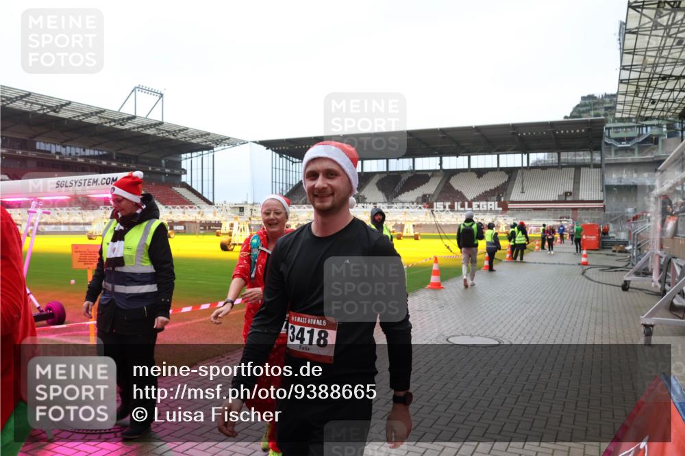 07.12.2025 - St. Pauli X-Mass-Run No. 15 Luisa Fischer http://msf.ph/oto/9388665 07.12.2025 11:55:54 Ziel 15, 3418, 299, 1131, 1132, 1448, 1535, 1657, 1720, 1835, 2671, 3611, 3991, 4013, 4785 meine-sportfotos.de