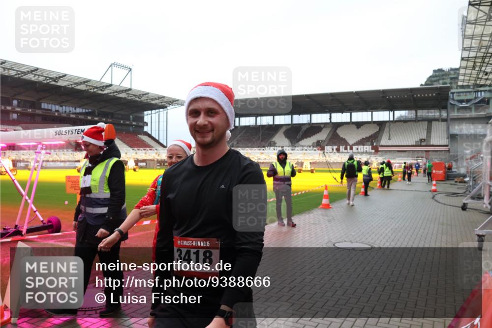 07.12.2025 - St. Pauli X-Mass-Run No. 15 Luisa Fischer http://msf.ph/oto/9388666 07.12.2025 11:55:54 Ziel 15, 3418, 299, 1131, 1132, 1448, 1535, 1657, 1720, 1835, 2671, 3611, 3991, 4013, 4785 meine-sportfotos.de