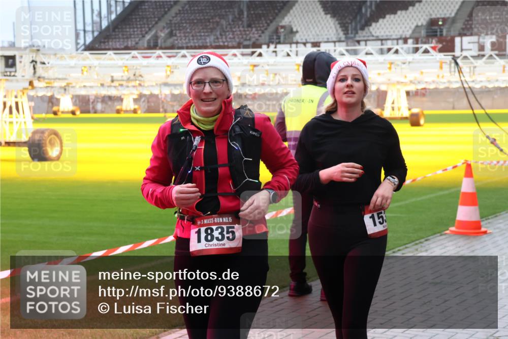 07.12.2025 - St. Pauli X-Mass-Run No. 15 Luisa Fischer http://msf.ph/oto/9388672 07.12.2025 11:56:08 Ziel 15, 1835, 15, 294, 299, 1042, 1131, 1132, 1448, 1535, 1720, 1835, 2077, 2094, 2671, 3611, 3802, 3991, 4013, 4785 meine-sportfotos.de