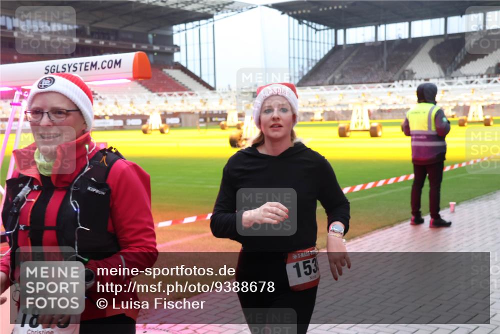 07.12.2025 - St. Pauli X-Mass-Run No. 15 Luisa Fischer http://msf.ph/oto/9388678 07.12.2025 11:56:10 Ziel 1843, 153, 294, 299, 1042, 1131, 1132, 1448, 1535, 1720, 1835, 2077, 2094, 2671, 3611, 3802, 4013, 4785 meine-sportfotos.de