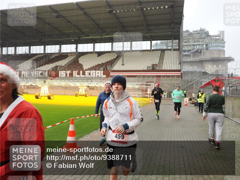 07.12.2025 - St. Pauli X-Mass-Run No. 15 Fabian Wolf http://msf.ph/oto/9388711 07.12.2025 10:20:13 Ziel 459, 1364, 1553, 1903, 2238, 2751, 2855, 3846, 3871, 4042, 4071, 4503 meine-sportfotos.de