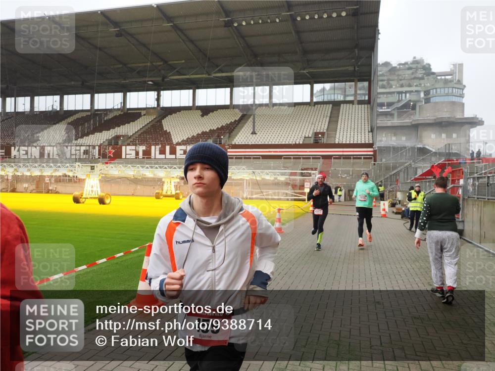 07.12.2025 - St. Pauli X-Mass-Run No. 15 Fabian Wolf http://msf.ph/oto/9388714 07.12.2025 10:20:13 Ziel 459, 1364, 1553, 1903, 2238, 2751, 2855, 3846, 3871, 4042, 4071, 4503 meine-sportfotos.de