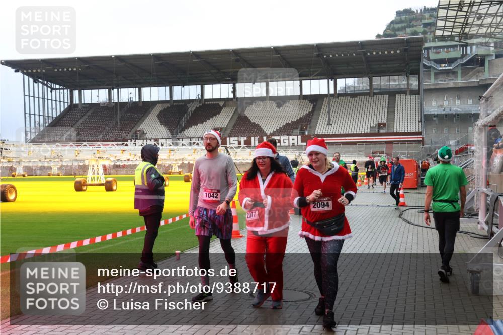 07.12.2025 - St. Pauli X-Mass-Run No. 15 Luisa Fischer http://msf.ph/oto/9388717 07.12.2025 11:56:39 Ziel 1042, 2077, 2094, 294, 1030, 1042, 1088, 1144, 2077, 2094, 2455, 3007, 3496, 3498, 3499, 3502, 3511, 3802, 3900 meine-sportfotos.de